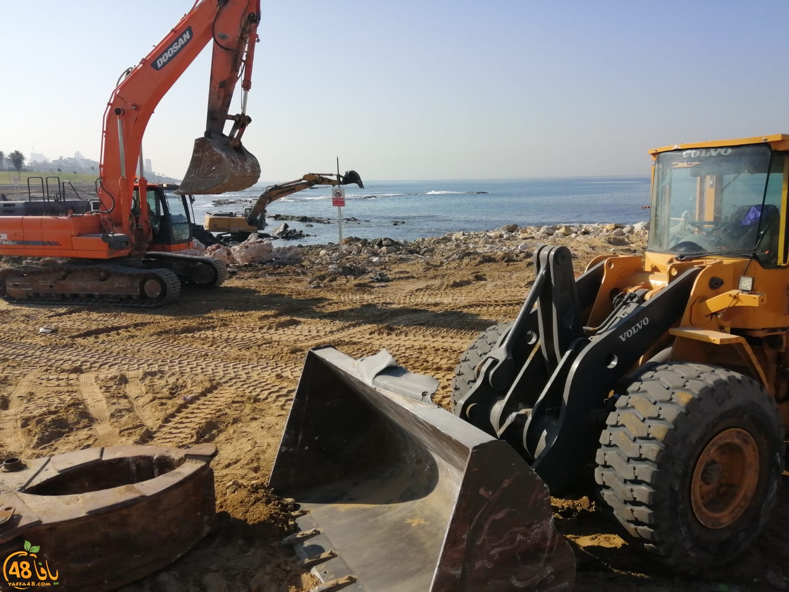  عمليات تنظيف واسعة لشاطئ العجمي بيافا وازالة بقايا البيوت المهدّمة
